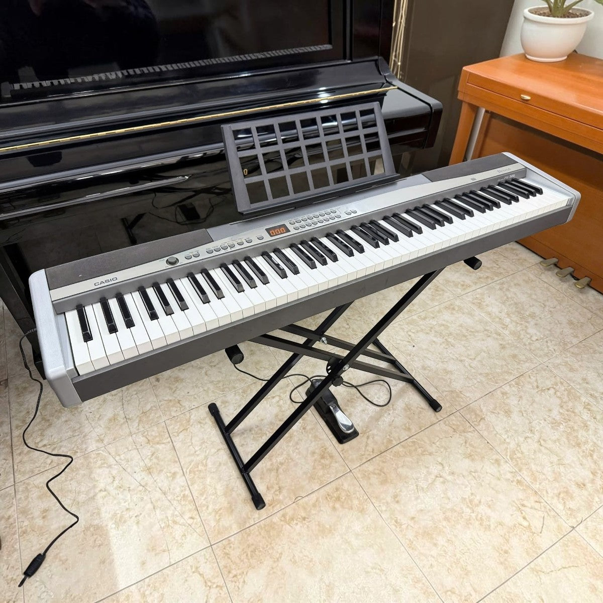 Đàn piano điện Casio PX300 tại TÂN NHẠC CỤ với bàn phím búa 88 phím, thiết kế màu xám bạc hiện đại trên chân đế