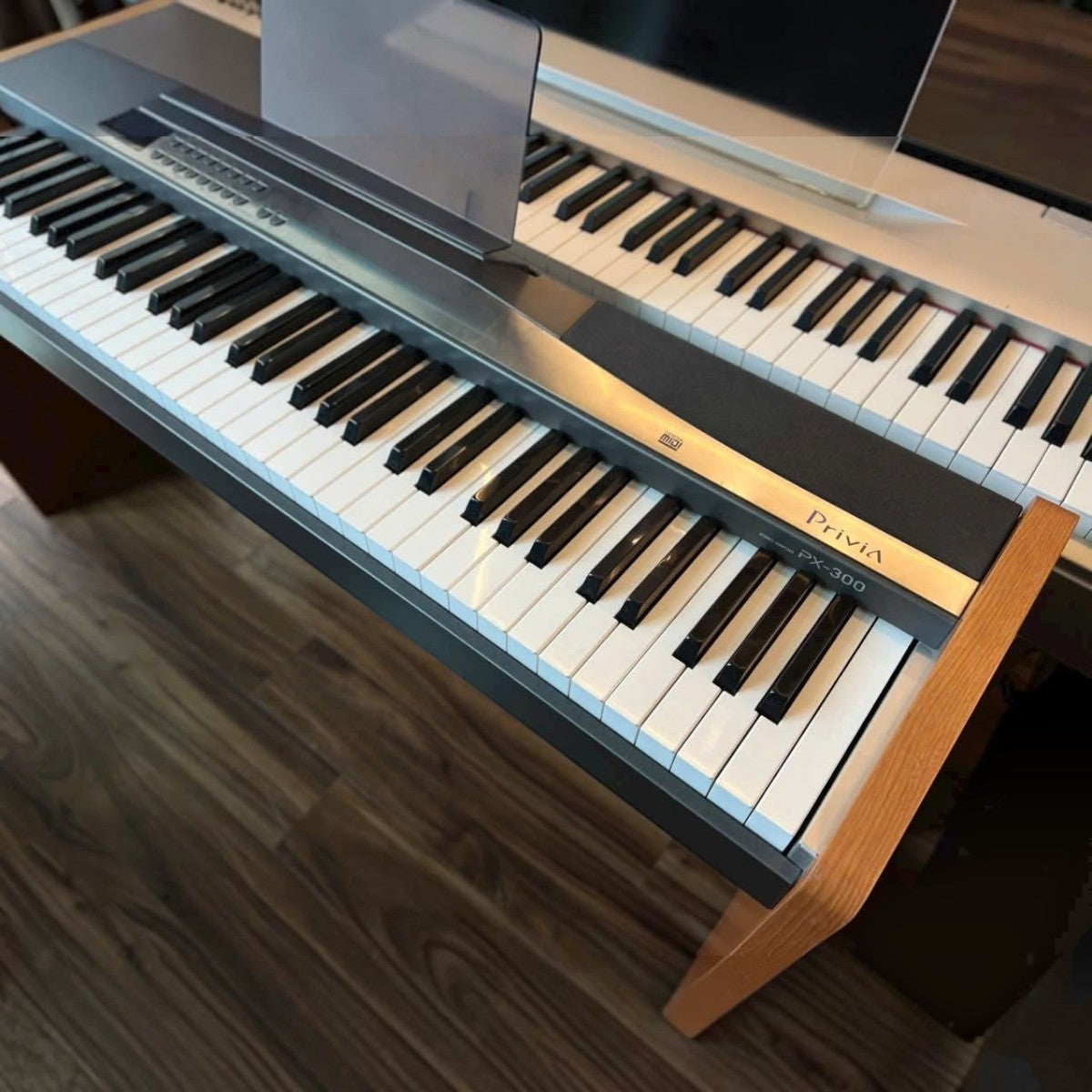 Đàn piano điện Casio PX300 tại TÂN NHẠC CỤ với bàn phím 88 phím búa, thiết kế màu đen và gỗ sang trọng