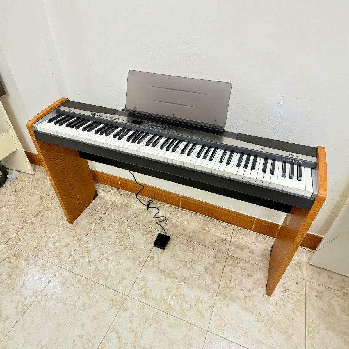Đàn piano điện Casio PX300 tại TÂN NHẠC CỤ với bàn phím búa 88 phím, thiết kế màu đen phối gỗ sang trọng