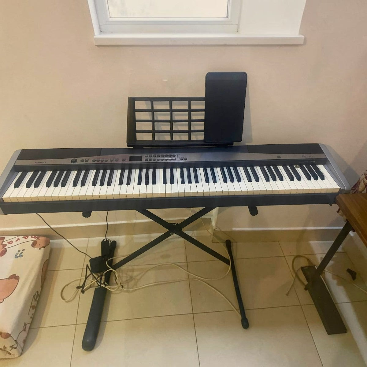 Đàn piano điện Casio PX300 tại TÂN NHẠC CỤ với bàn phím búa 88 phím, thiết kế nhiều nút điều khiển và cổng kết nối