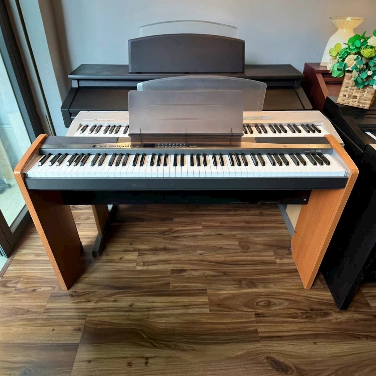 Đàn piano điện Casio PX300 tại TÂN NHẠC CỤ với thiết kế phím búa 88 phím, màu gỗ sang trọng và nhiều nút điều khiển