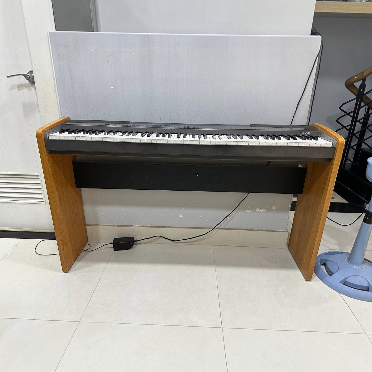 Đàn piano điện Casio PX300 tại TÂN NHẠC CỤ với thiết kế 88 phím búa, chân gỗ chắc chắn và nhiều nút điều khiển