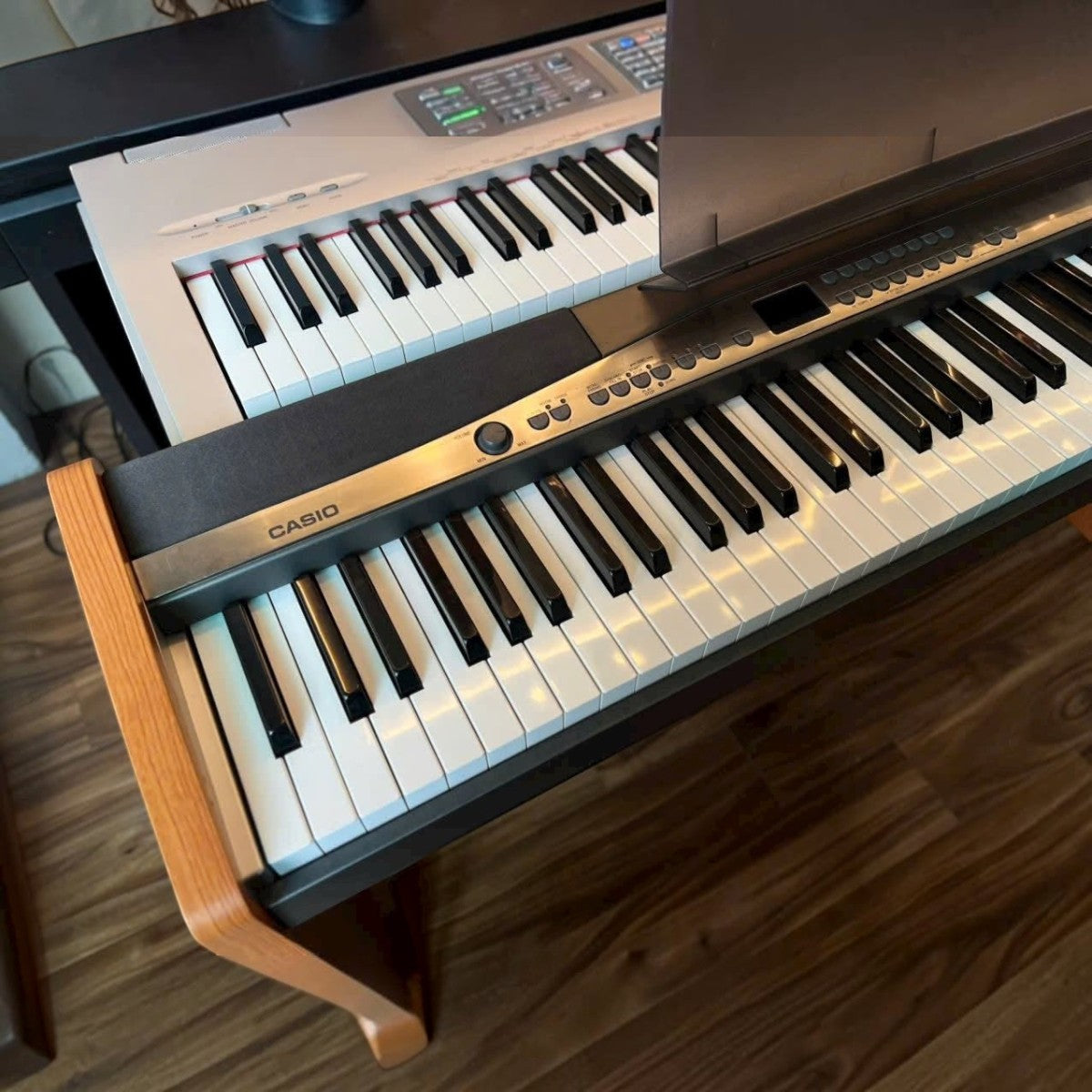 Đàn piano điện Casio PX300 tại TÂN NHẠC CỤ với bàn phím búa 88 phím và bảng điều khiển nhiều nút bấm