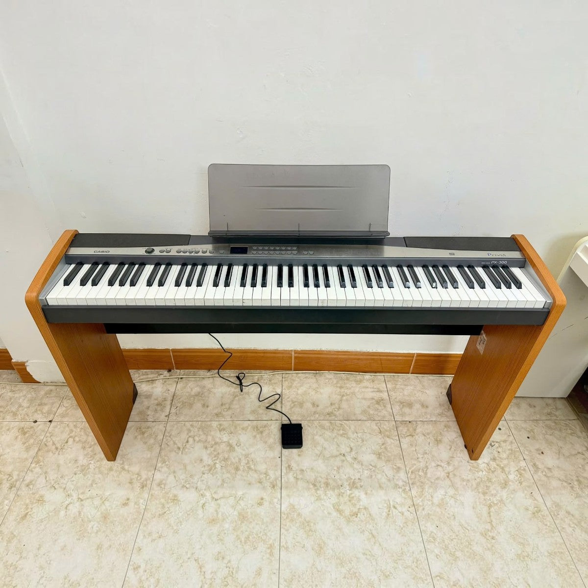 Đàn piano điện Casio PX300 cũ tại TÂN NHẠC CỤ với bàn phím 88 phím búa, thiết kế gỗ sang trọng và nhiều nút điều khiển