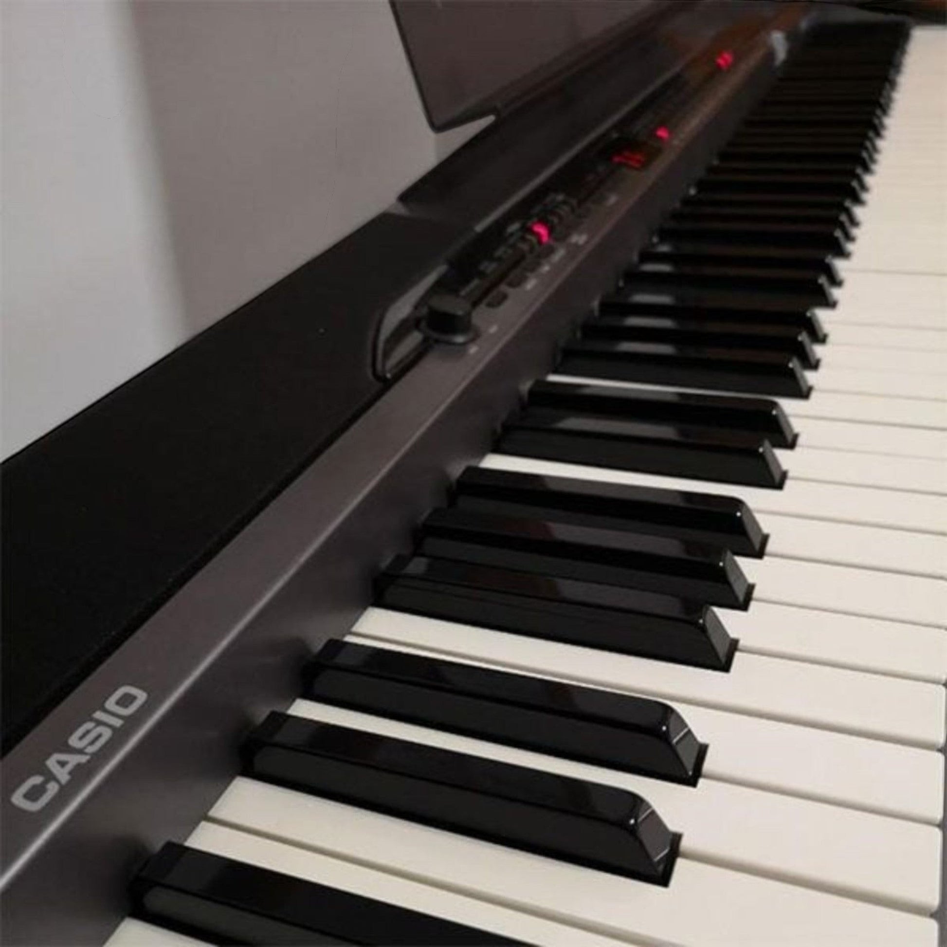 Đàn piano điện Casio PX320 màu đen với 88 phím đàn tại TÂN NHẠC CỤ, thiết kế hiện đại và chuyên nghiệp