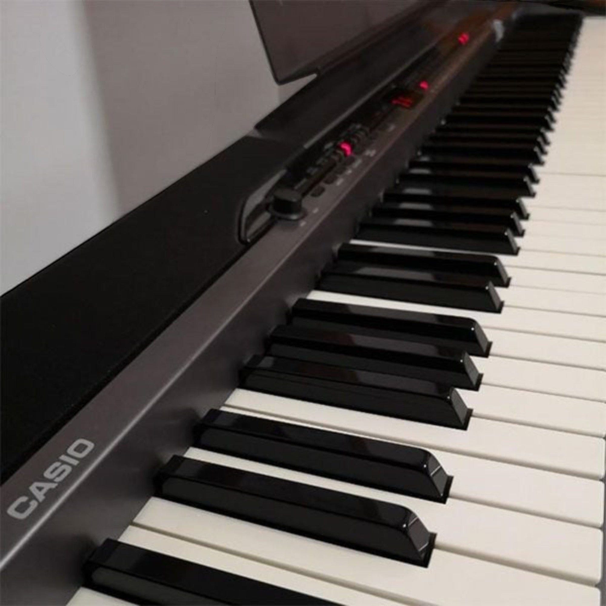 Đàn piano điện Casio PX320 màu đen với 88 phím đàn tại TÂN NHẠC CỤ, thiết kế hiện đại và chuyên nghiệp