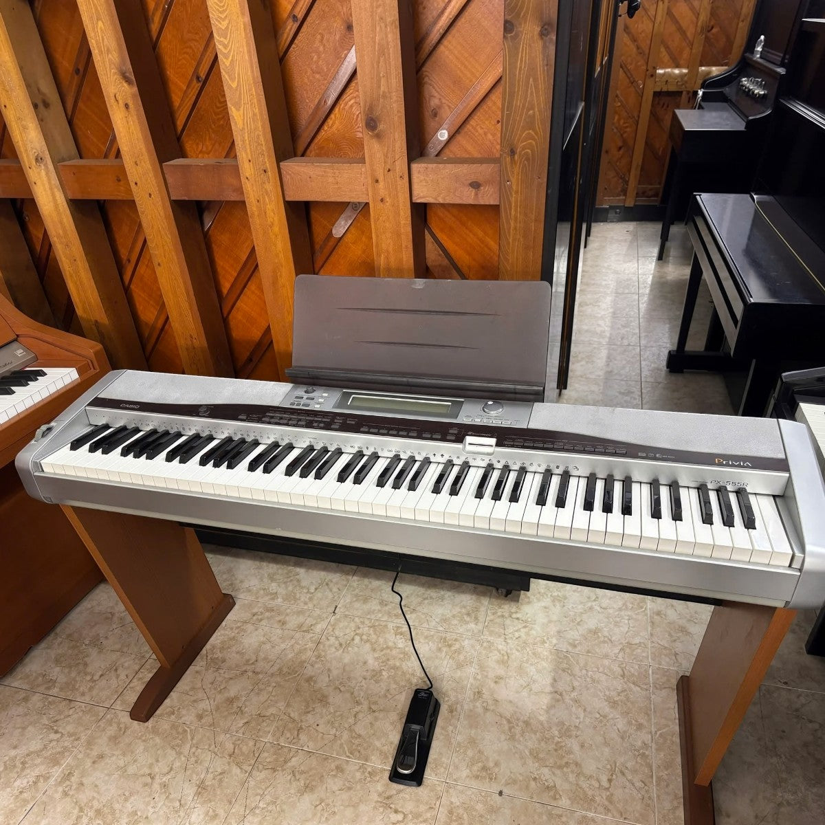 Đàn piano điện Casio PX555 màu bạc với 88 phím búa tại showroom TÂN NHẠC CỤ