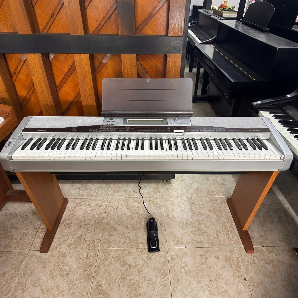 Đàn piano điện Casio PX555 màu bạc với 88 phím búa, thiết kế gọn nhẹ tại cửa hàng TÂN NHẠC CỤ