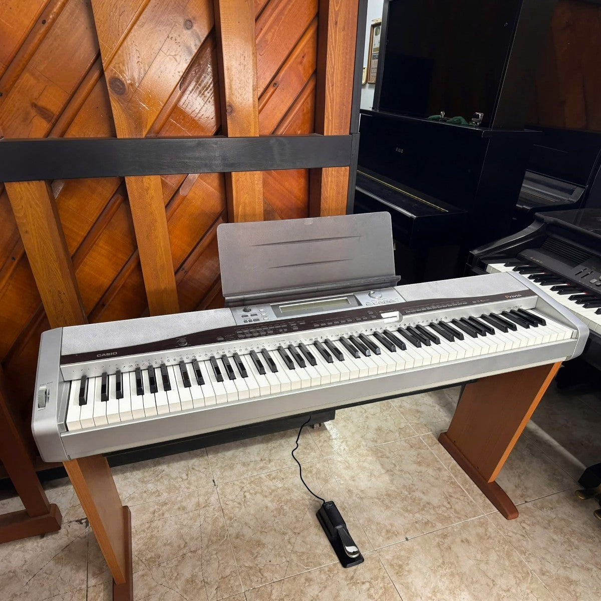 Đàn piano điện Casio PX555 màu bạc với 88 phím búa tại showroom TÂN NHẠC CỤ