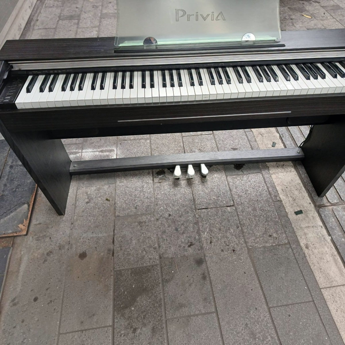 Đàn piano điện Casio PX720 dáng tủ màu đen với 88 phím búa tại TÂN NHẠC CỤ, thiết kế gọn gàng cho người mới tập.