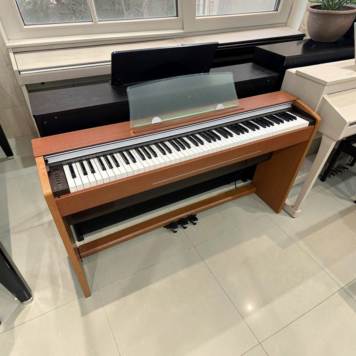 Đàn piano điện Casio PX720 dáng tủ màu gỗ tại TÂN NHẠC CỤ với bàn phím búa 88 phím cho cảm giác chơi chân thực
