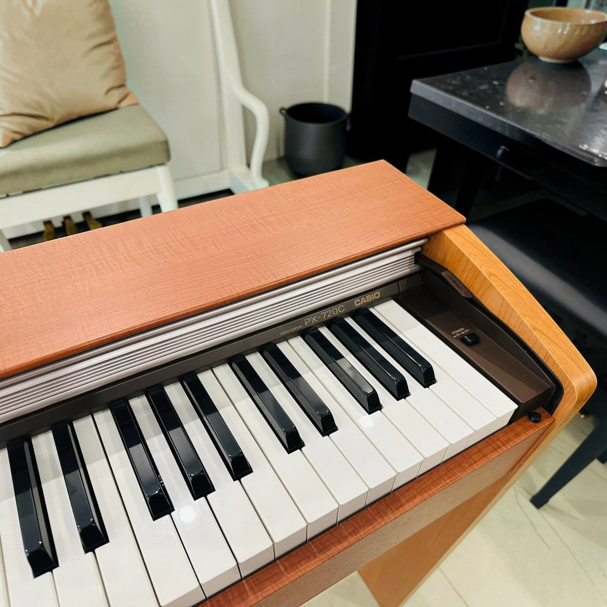 Đàn piano điện TÂN NHẠC CỤ Casio PX720 dáng tủ màu gỗ với bàn phím búa 88 phím cho cảm giác chơi chân thực