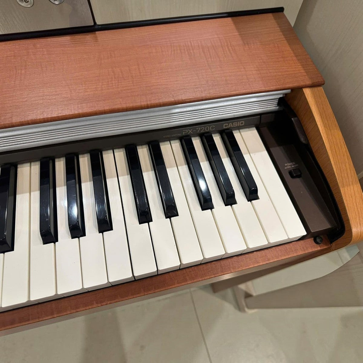 Đàn piano điện Casio PX720 tại TÂN NHẠC CỤ với thiết kế dáng tủ gỗ sang trọng và bàn phím búa 88 phím chân thực