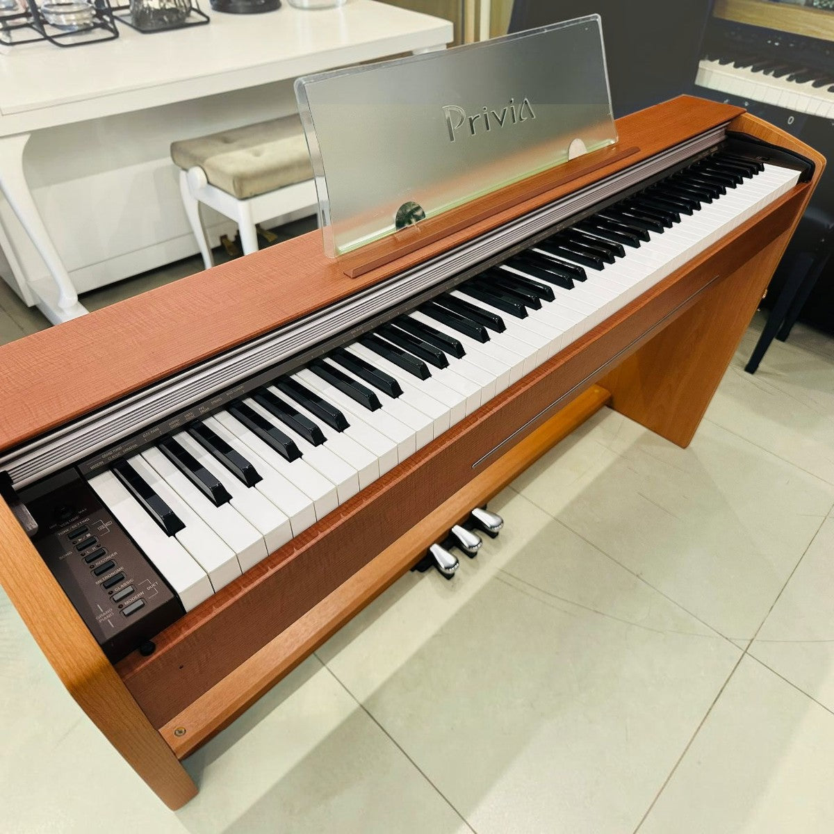 Đàn piano điện TÂN NHẠC CỤ Casio PX720 dáng tủ màu gỗ với 88 phím búa và giá để nhạc trong suốt