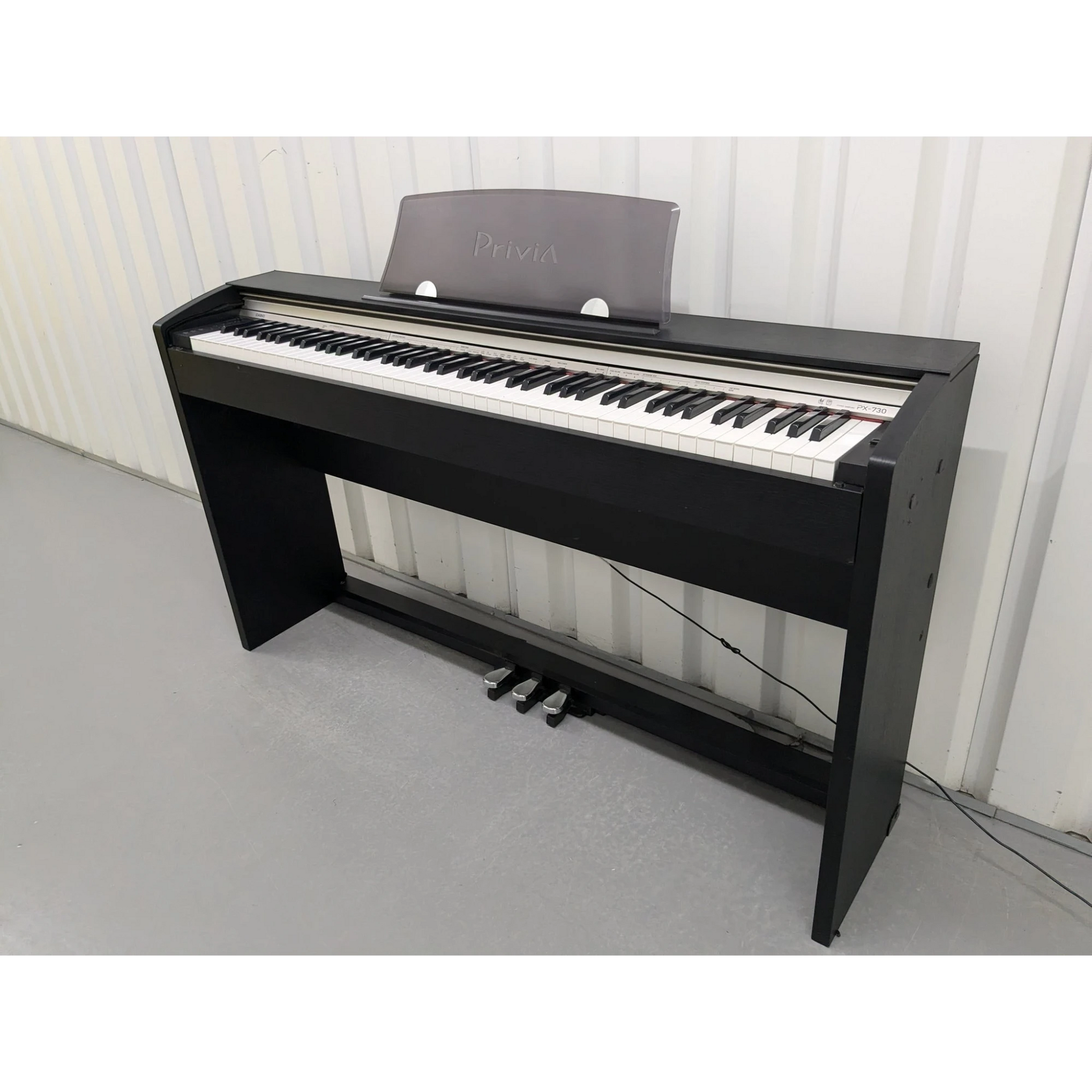 Đàn piano điện Casio PX-730 cũ màu đen tại TÂN NHẠC CỤ, thiết kế dáng tủ gọn gàng với 88 phím búa Tri-Sensor.