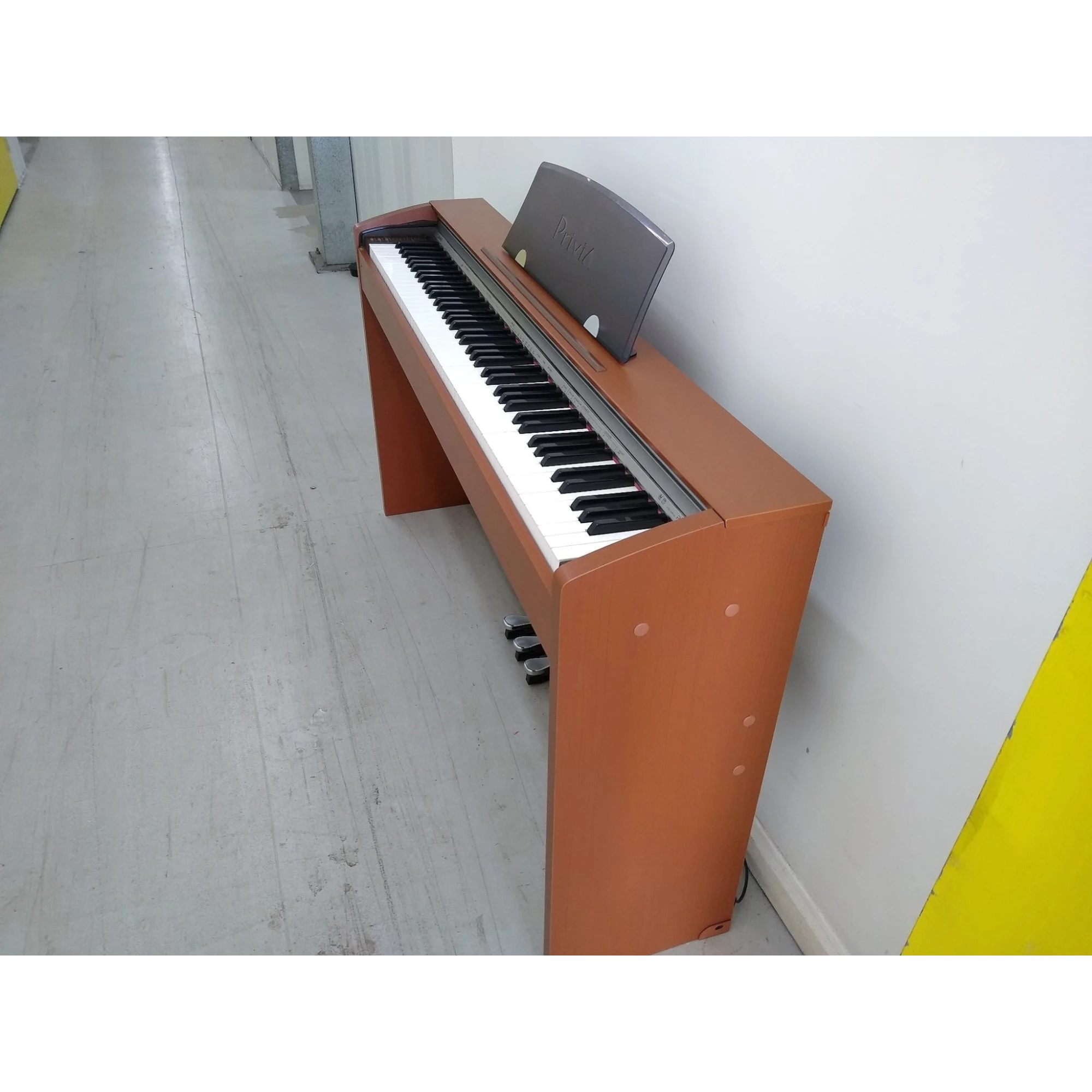 Đàn piano điện Casio PX-730 cũ màu gỗ tại Tân Nhạc Cụ với thiết kế dáng tủ gọn gàng và bàn phím 88 phím búa