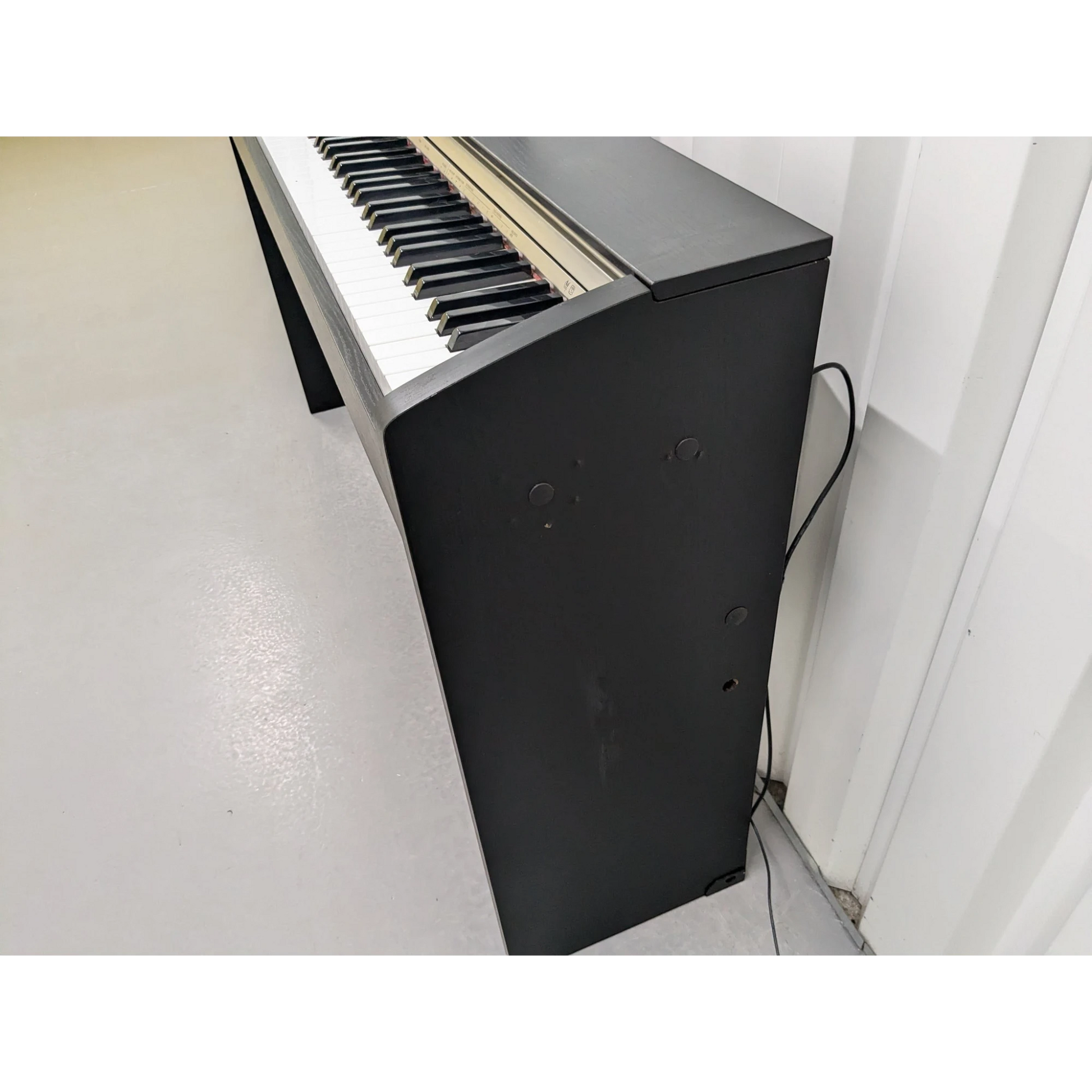 Đàn piano điện Casio PX-730 màu đen dáng tủ tại TÂN NHẠC CỤ với thiết kế mỏng gọn và bàn phím búa 88 phím.