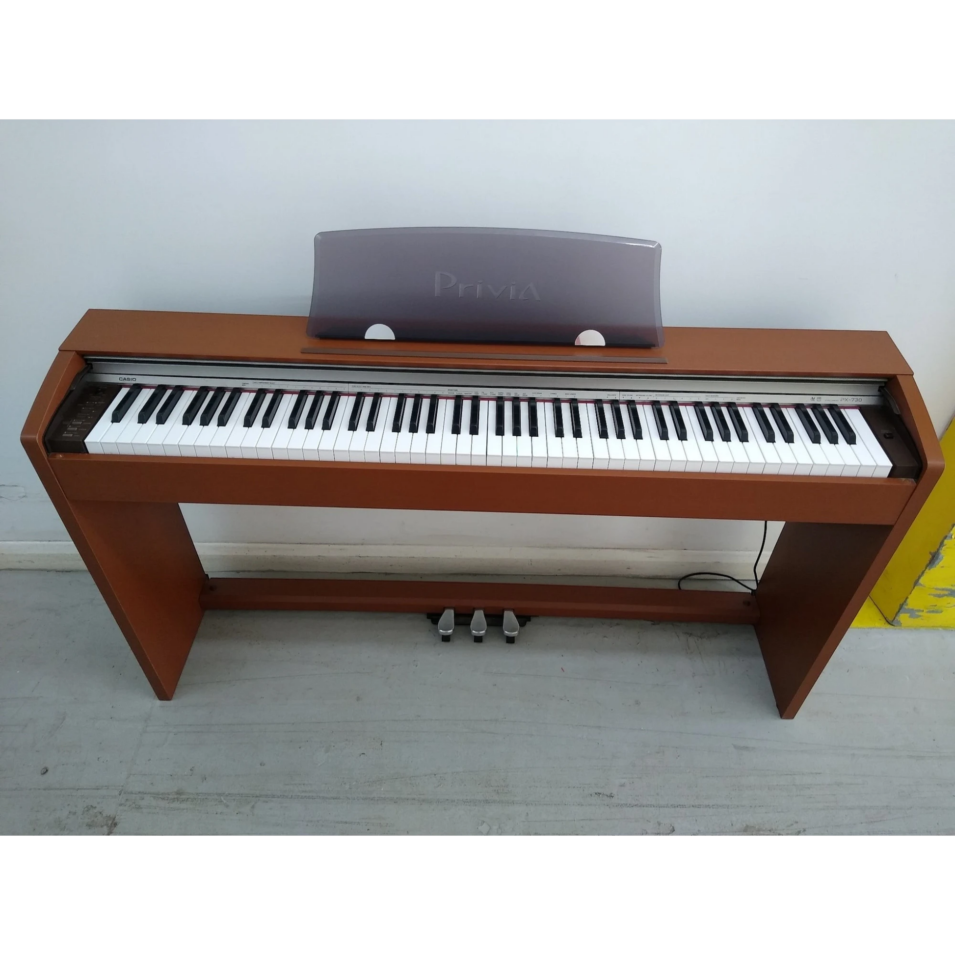 Đàn piano điện Casio PX-730 cũ màu nâu gỗ với thiết kế dáng tủ gọn gàng tại cửa hàng TÂN NHẠC CỤ