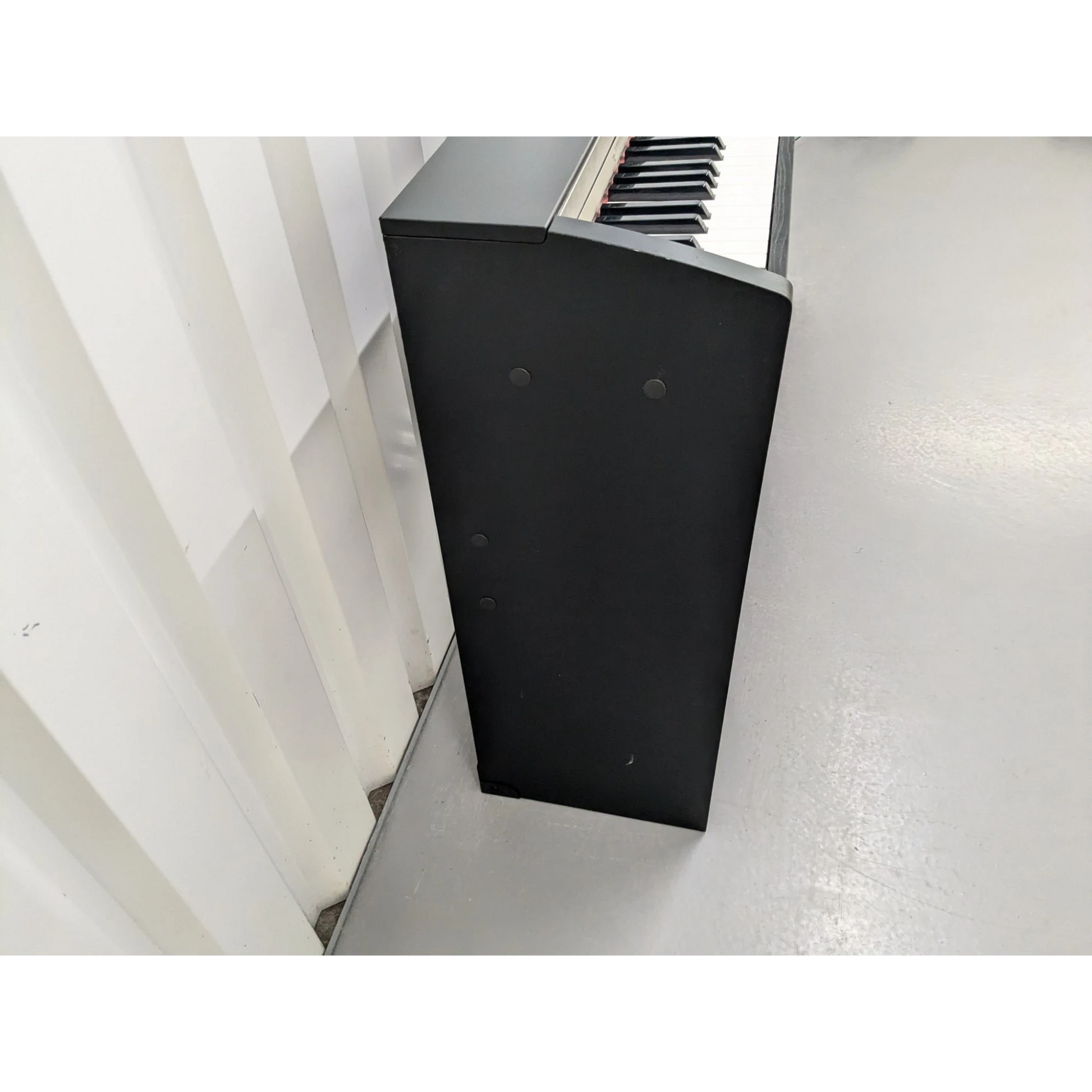 Đàn piano điện Casio PX-730 màu đen tại Tân Nhạc Cụ với thiết kế dáng tủ gọn gàng và bàn phím búa 88 phím