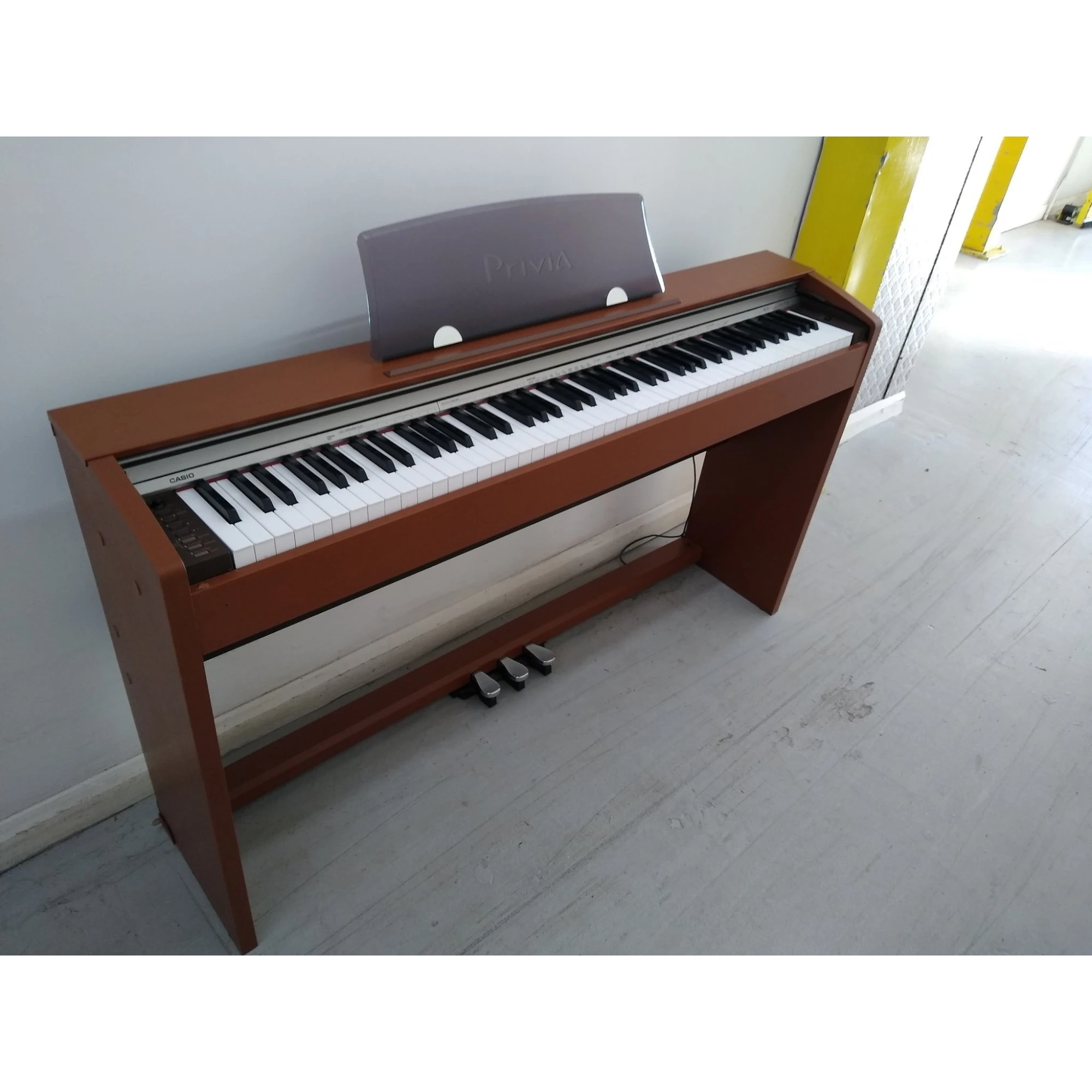 Đàn piano điện Casio PX-730 Privia màu nâu gỗ tại TÂN NHẠC CỤ với thiết kế dáng tủ gọn gàng và 3 pedal