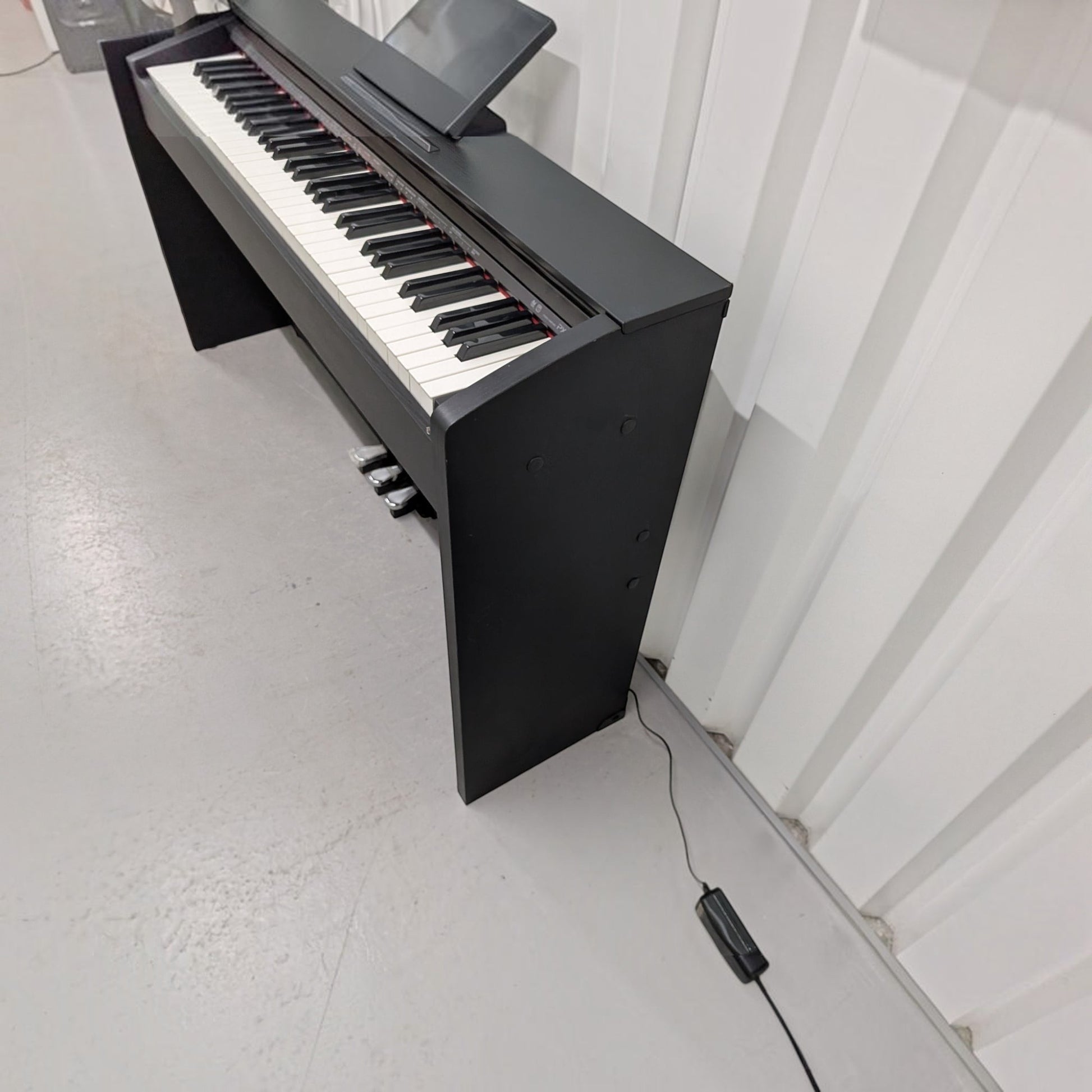Đàn piano điện Casio PX-735 màu đen tại TÂN NHẠC CỤ, thiết kế dáng tủ gọn gàng với 88 phím búa và 3 pedal.