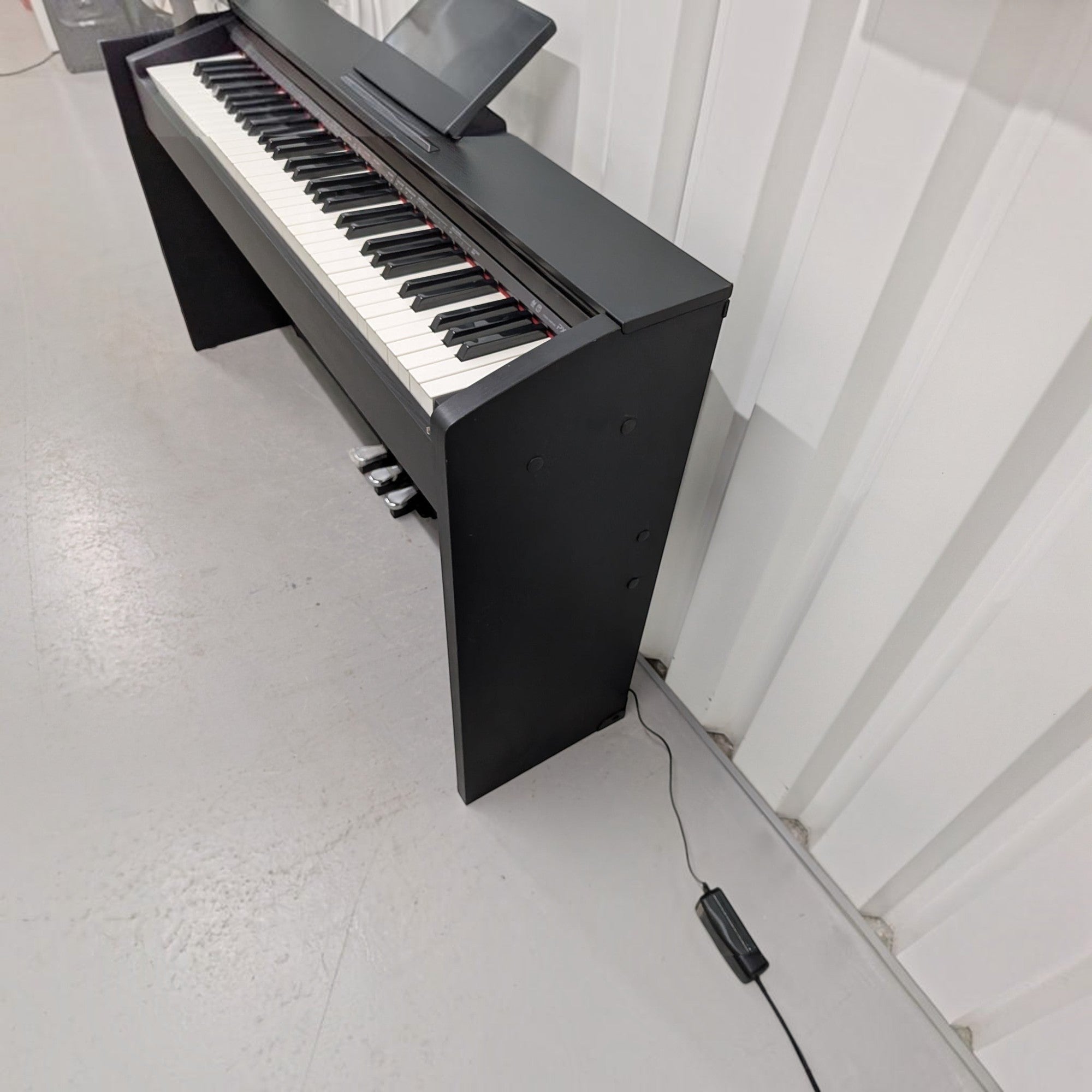 Đàn piano điện Casio PX-735 màu đen tại TÂN NHẠC CỤ, thiết kế dáng tủ gọn gàng với 88 phím búa và 3 pedal.