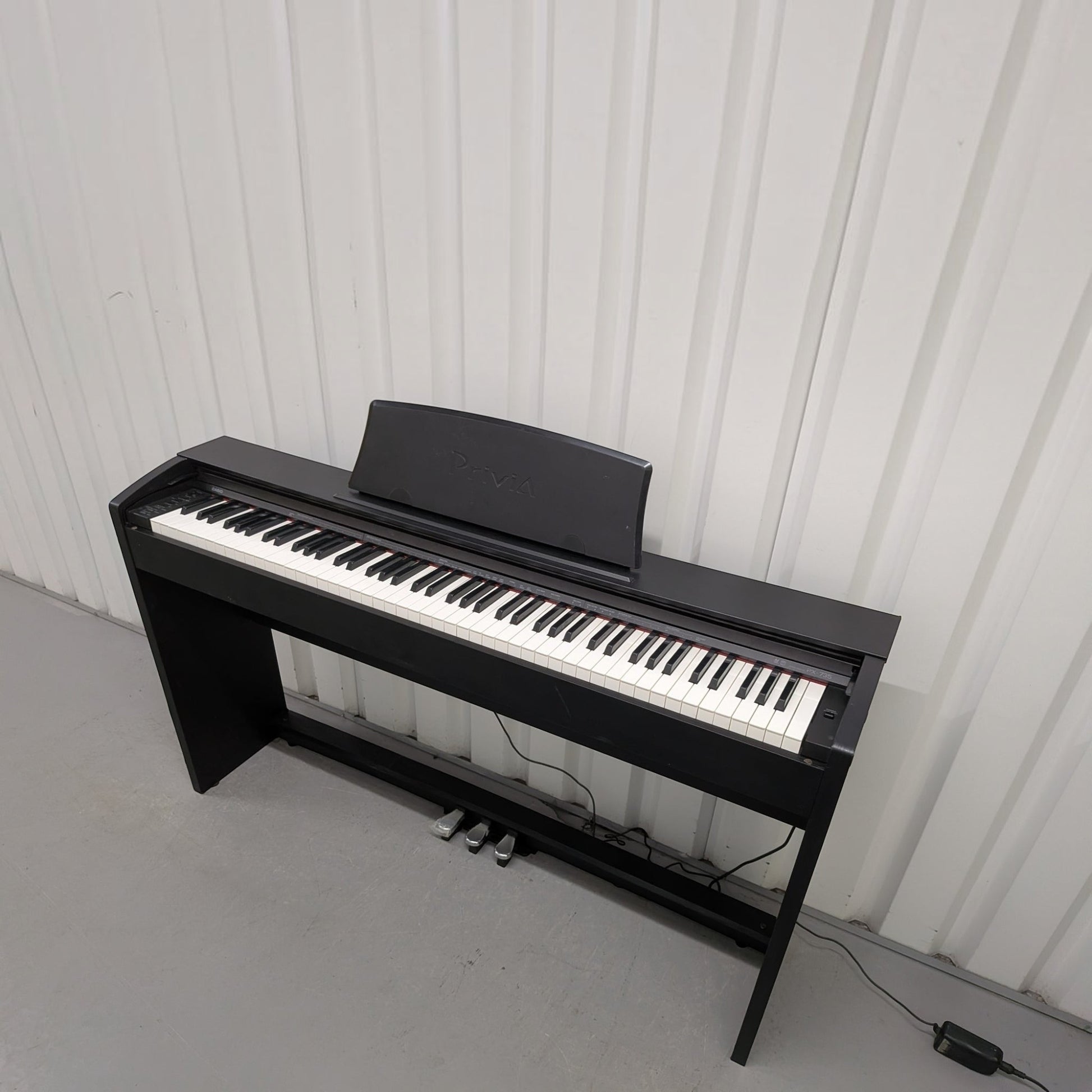 Đàn piano điện Casio PX-735 màu đen dáng tủ tại TÂN NHẠC CỤ với 88 phím búa và 3 pedal