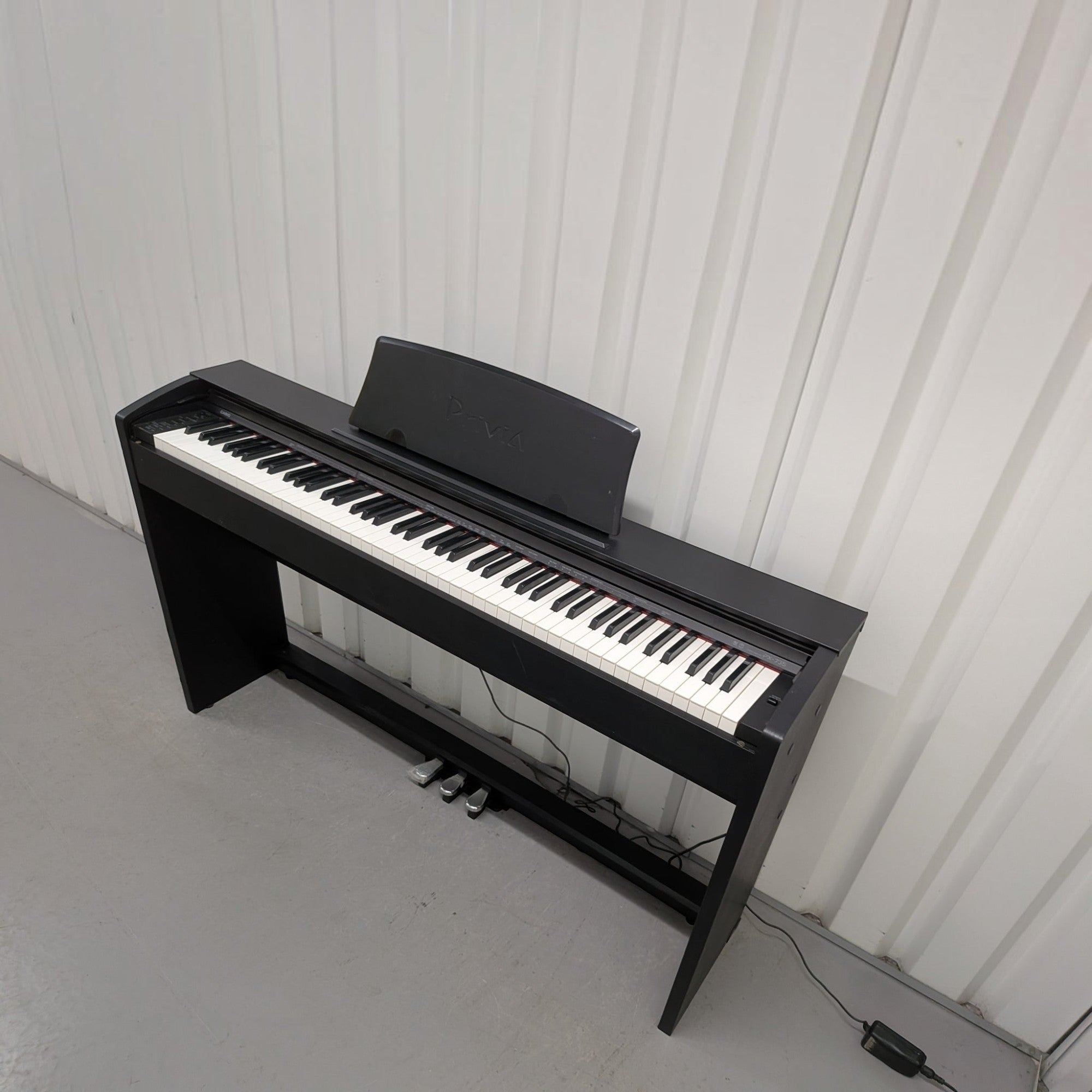 Đàn piano điện Casio PX-735 màu đen tại TÂN NHẠC CỤ, thiết kế dáng tủ gọn gàng với 88 phím búa và 3 pedal.