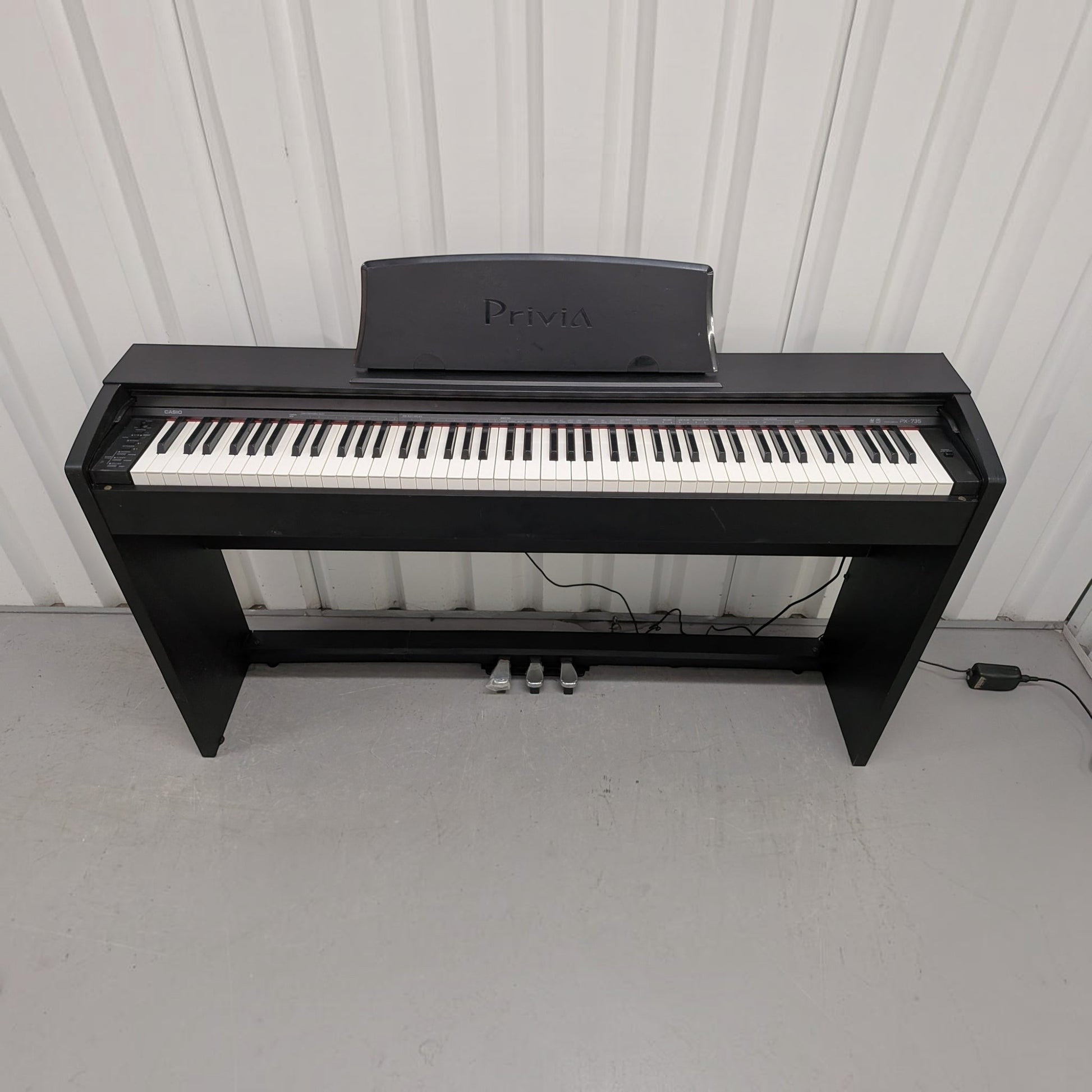 Đàn piano điện Casio PX-735 màu đen tại TÂN NHẠC CỤ với thiết kế dáng tủ gọn gàng và 3 pedal