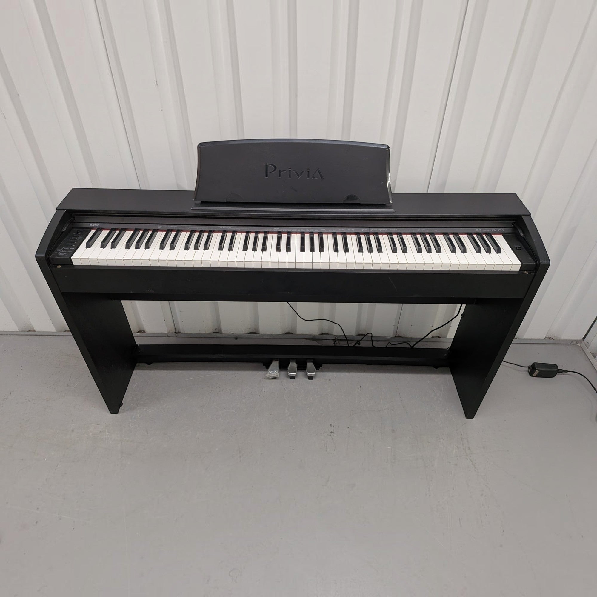 Đàn piano điện Casio PX-735 màu đen tại TÂN NHẠC CỤ với thiết kế dáng tủ gọn gàng và 3 pedal