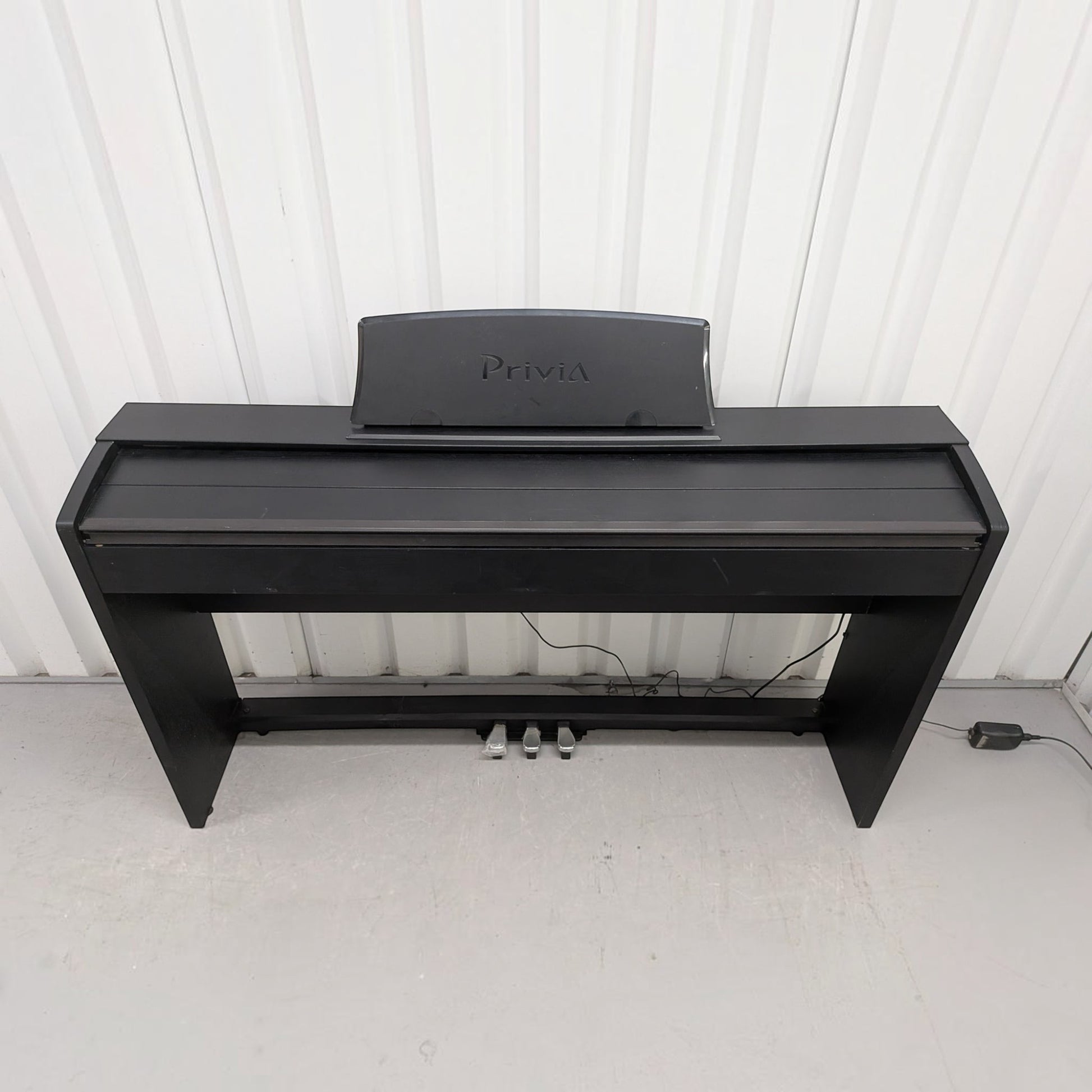 Đàn piano điện Casio PX-735 Privia màu đen dáng tủ tại TÂN NHẠC CỤ với 3 pedal và nắp phím trượt
