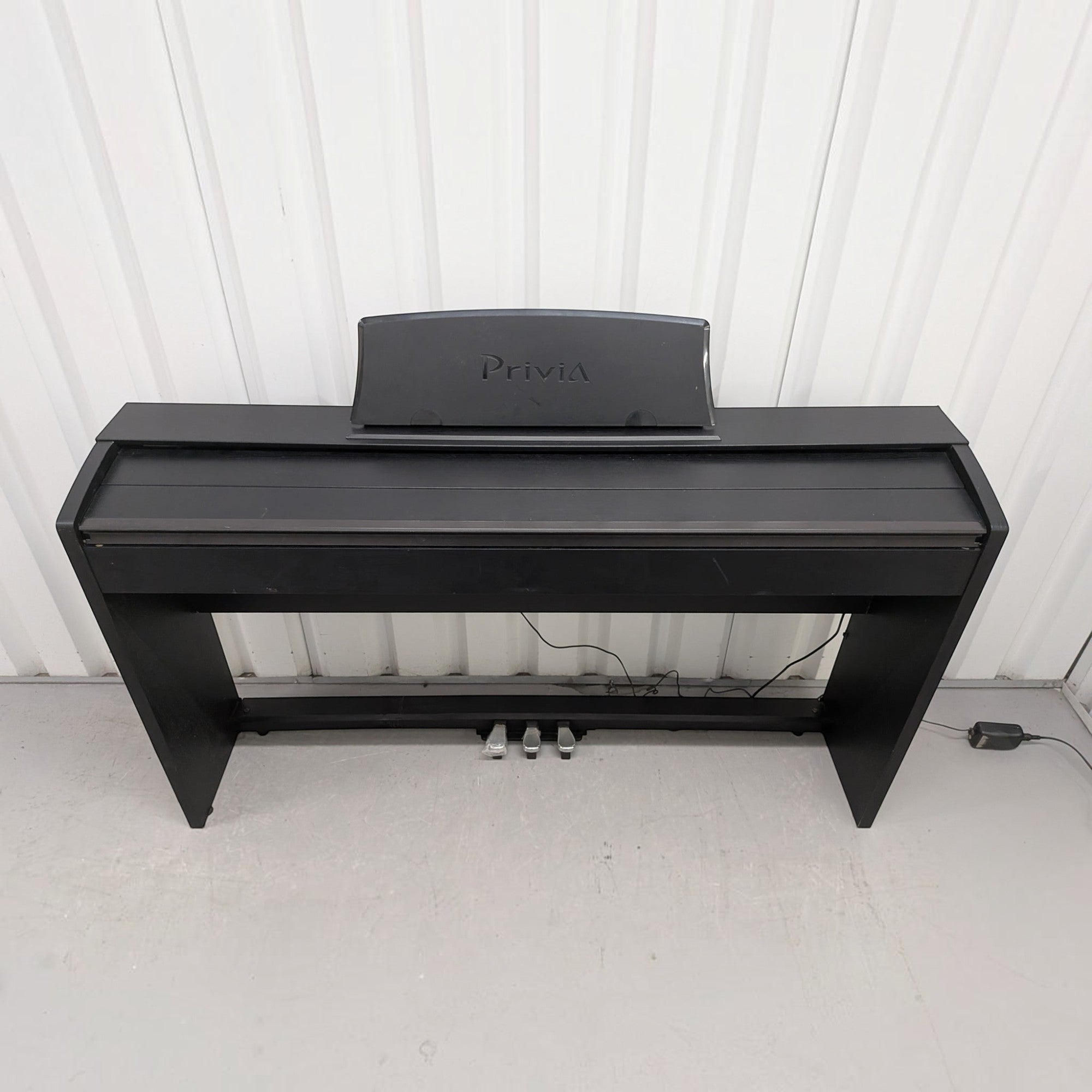 Đàn piano điện Casio PX-735 Privia màu đen dáng tủ tại TÂN NHẠC CỤ với 3 pedal và nắp phím trượt