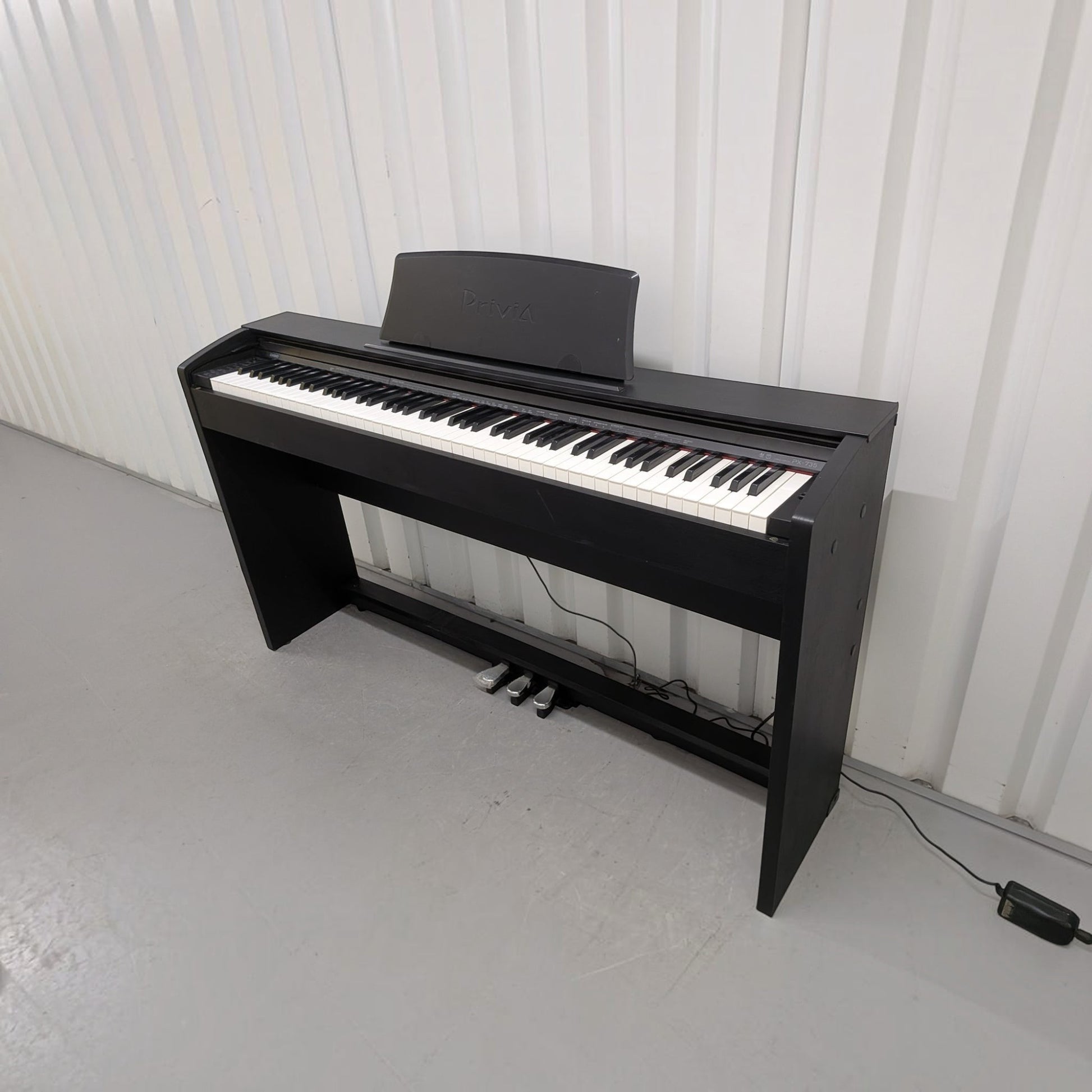 Đàn piano điện Casio PX-735 màu đen tại TÂN NHẠC CỤ, thiết kế dáng tủ gọn gàng với 88 phím búa và 3 pedal.
