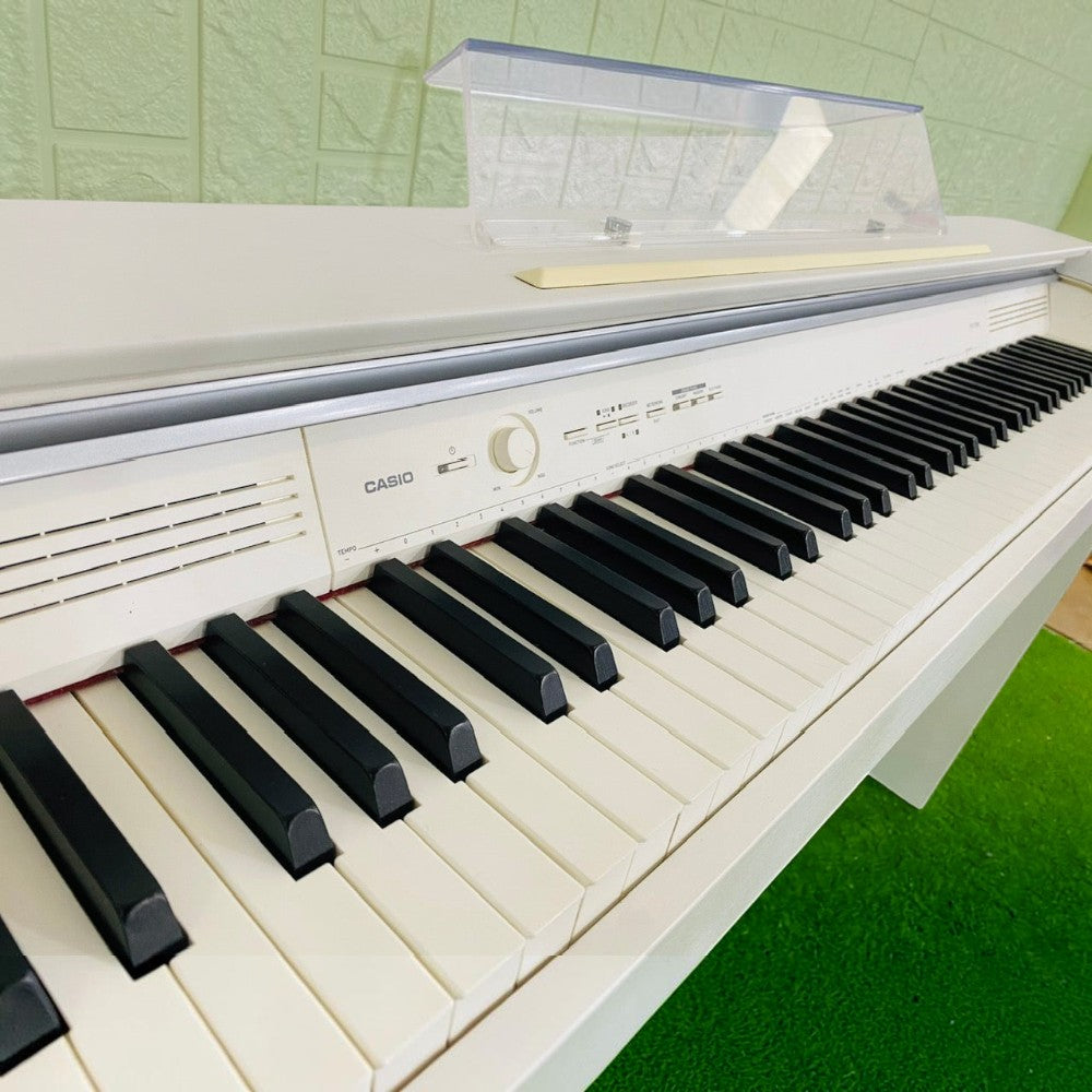 Đàn piano điện Casio PX750 màu trắng tại Tân Nhạc Cụ với bàn phím 88 phím búa đàn và nắp phím trượt tinh tế