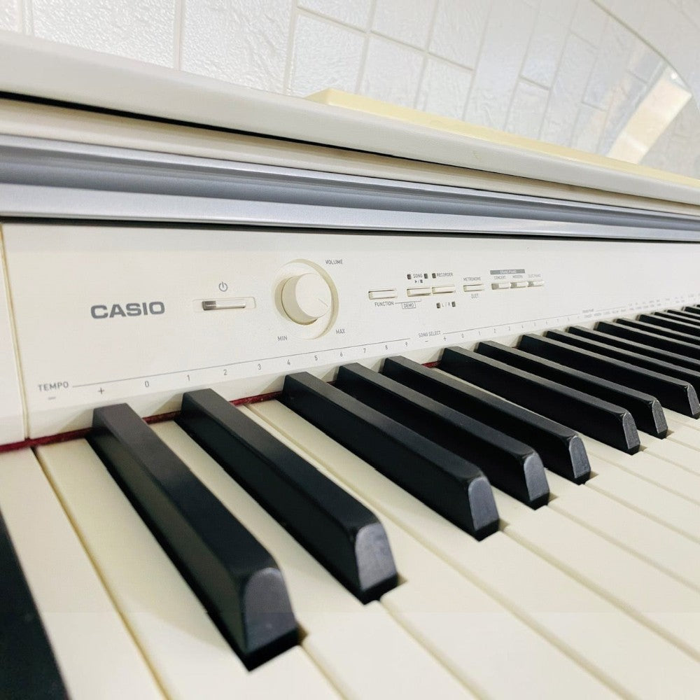 Đàn piano điện Casio PX750 màu trắng tại TÂN NHẠC CỤ với bàn phím 88 phím búa đàn và bảng điều khiển phía trên