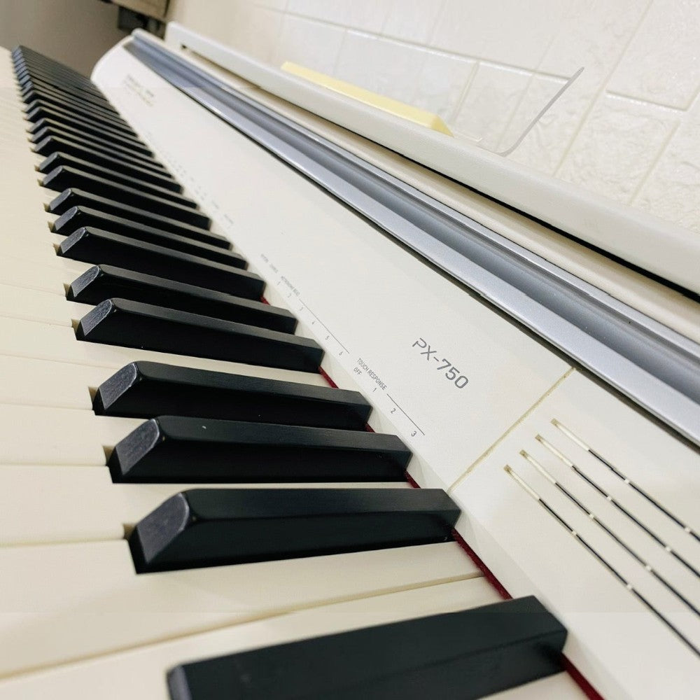 Đàn piano điện TÂN NHẠC CỤ Casio PX750 màu trắng với bàn phím 88 phím búa đàn, thiết kế tinh tế và hiện đại