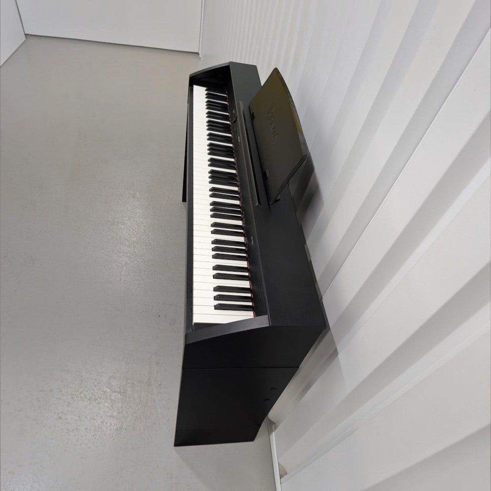 Đàn piano điện Casio PX750 màu đen dáng tủ tại Tân Nhạc Cụ với 88 phím búa đàn, thiết kế gọn gàng và hiện đại.