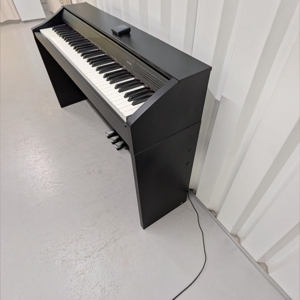 Đàn piano điện Casio PX750 màu đen dáng tủ tại TÂN NHẠC CỤ, thiết kế gọn gàng với 88 phím búa đàn