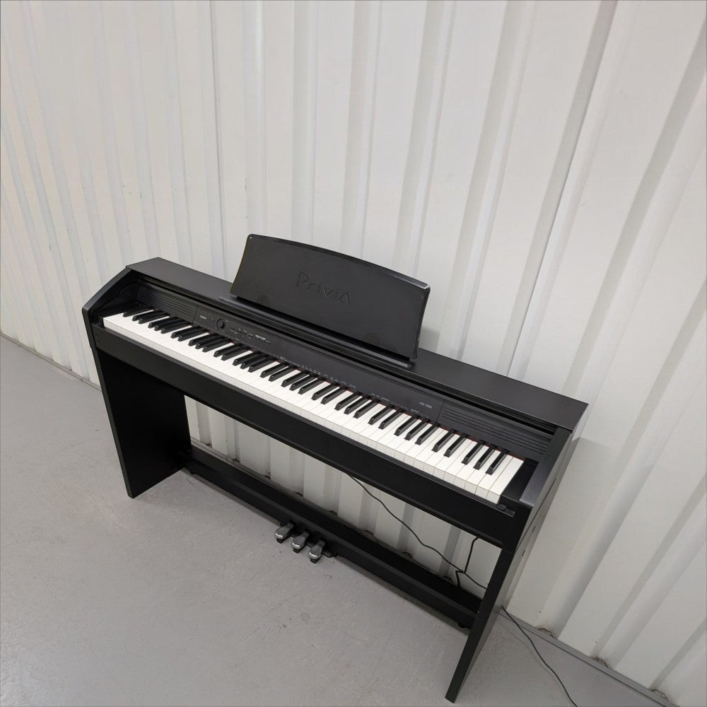 Đàn piano điện Casio PX750 màu đen dáng tủ tại TÂN NHẠC CỤ với 88 phím búa đàn và nắp phím trượt sang trọng