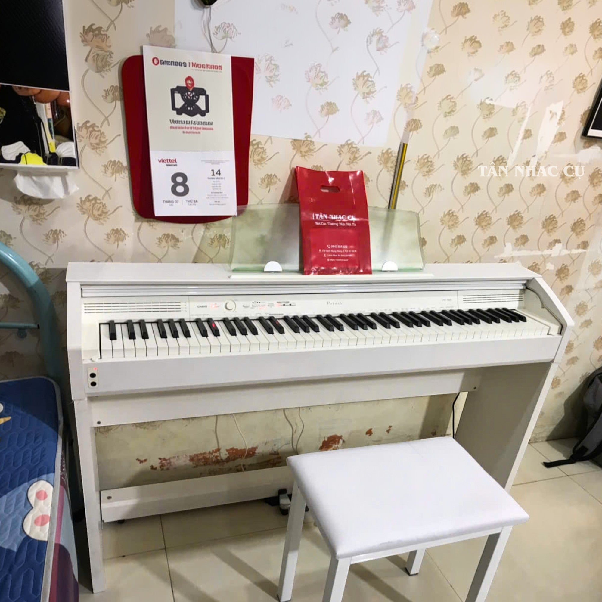 Đàn piano điện Casio PX760 màu trắng tại TÂN NHẠC CỤ với thiết kế dáng tủ sang trọng và ghế ngồi đi kèm