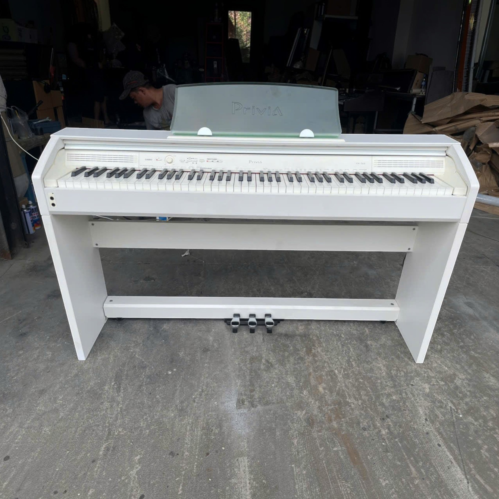 Đàn piano điện Casio PX760 màu trắng dáng tủ tại Tân Nhạc Cụ với 3 pedal và nắp đậy phím trong suốt