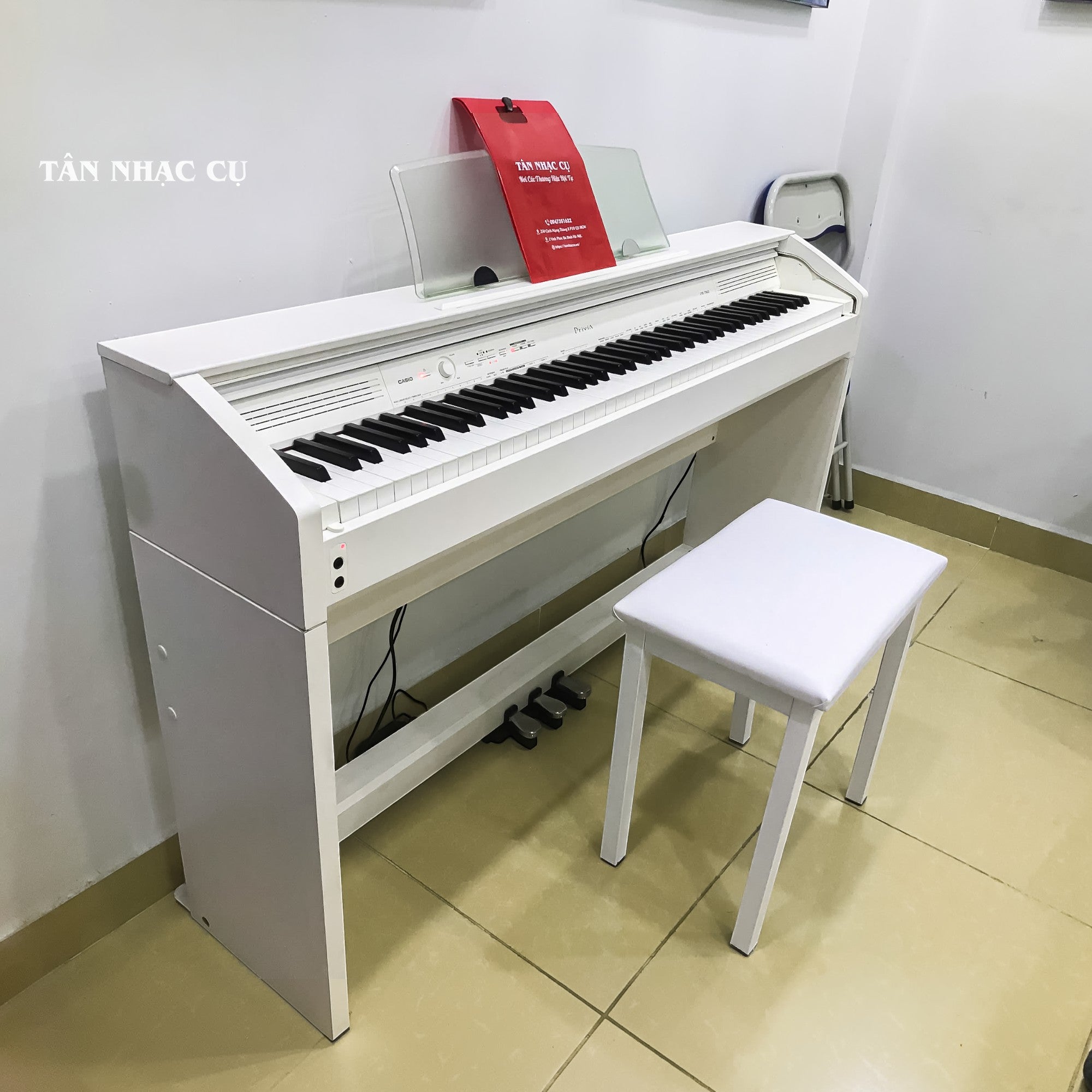 Đàn piano điện Casio PX760 màu trắng tại TÂN NHẠC CỤ, thiết kế dáng tủ sang trọng với 3 pedal và ghế đi kèm.