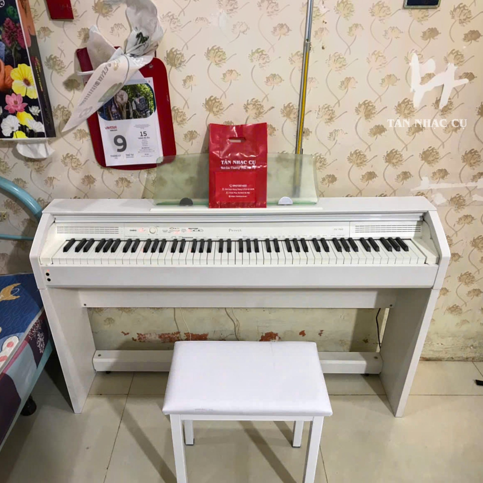 Đàn piano điện Casio PX760 màu trắng tại Tân Nhạc Cụ với thiết kế dáng tủ sang trọng và ghế ngồi đi kèm