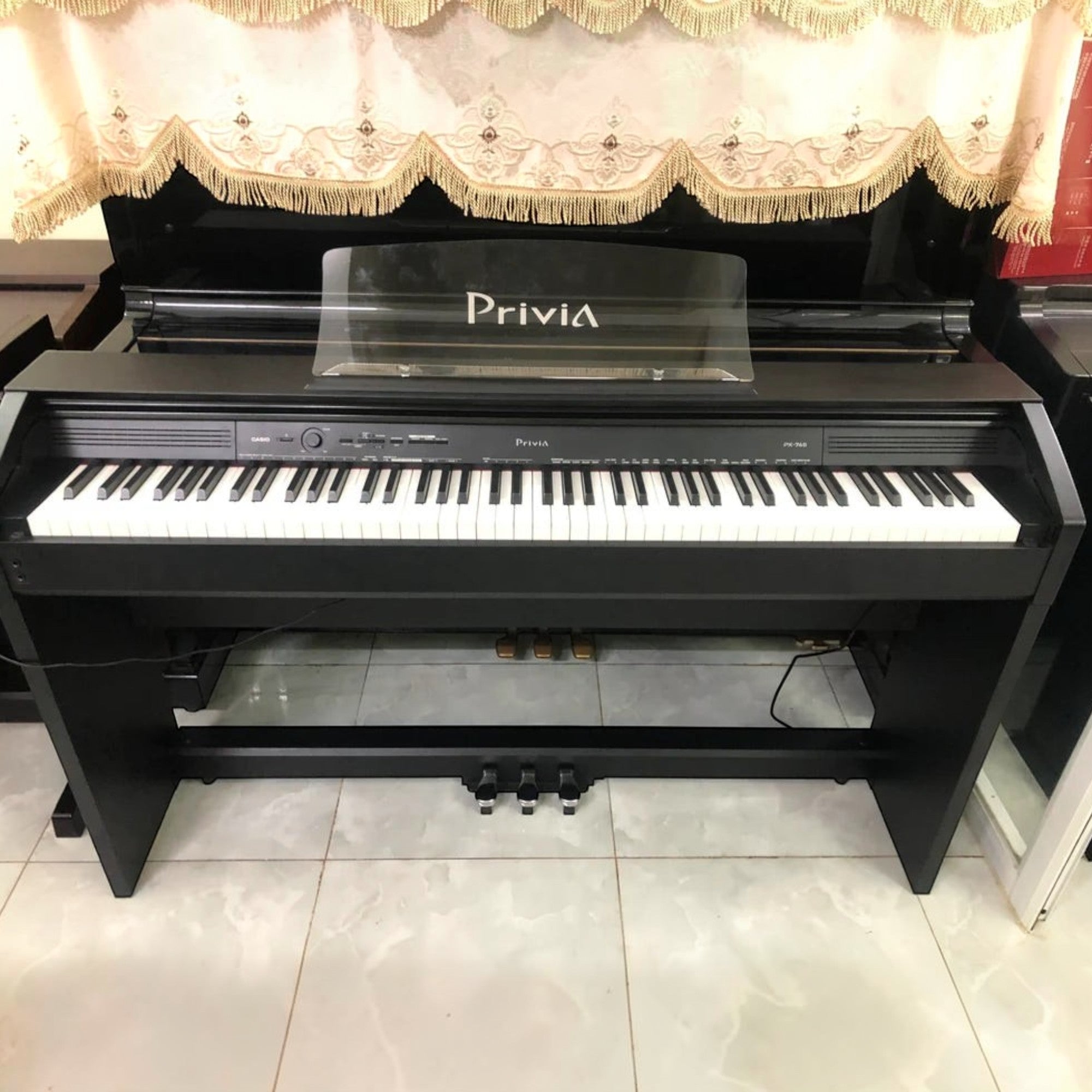 Đàn piano điện Casio PX760 dáng tủ màu đen sang trọng tại Tân Nhạc Cụ với 3 pedal tích hợp và phím búa Tri-sensor