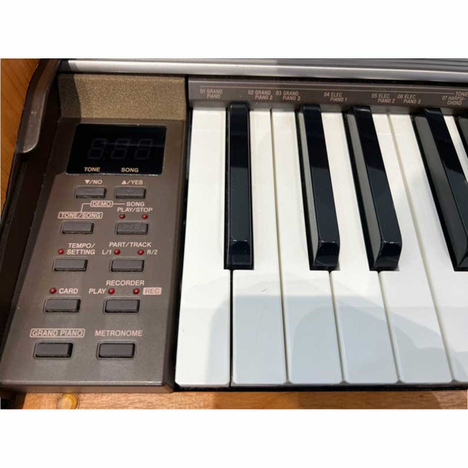 Bảng điều khiển và phím đàn piano điện Casio PX800 tại Tân Nhạc Cụ với màn hình LCD và các nút chức năng ghi âm