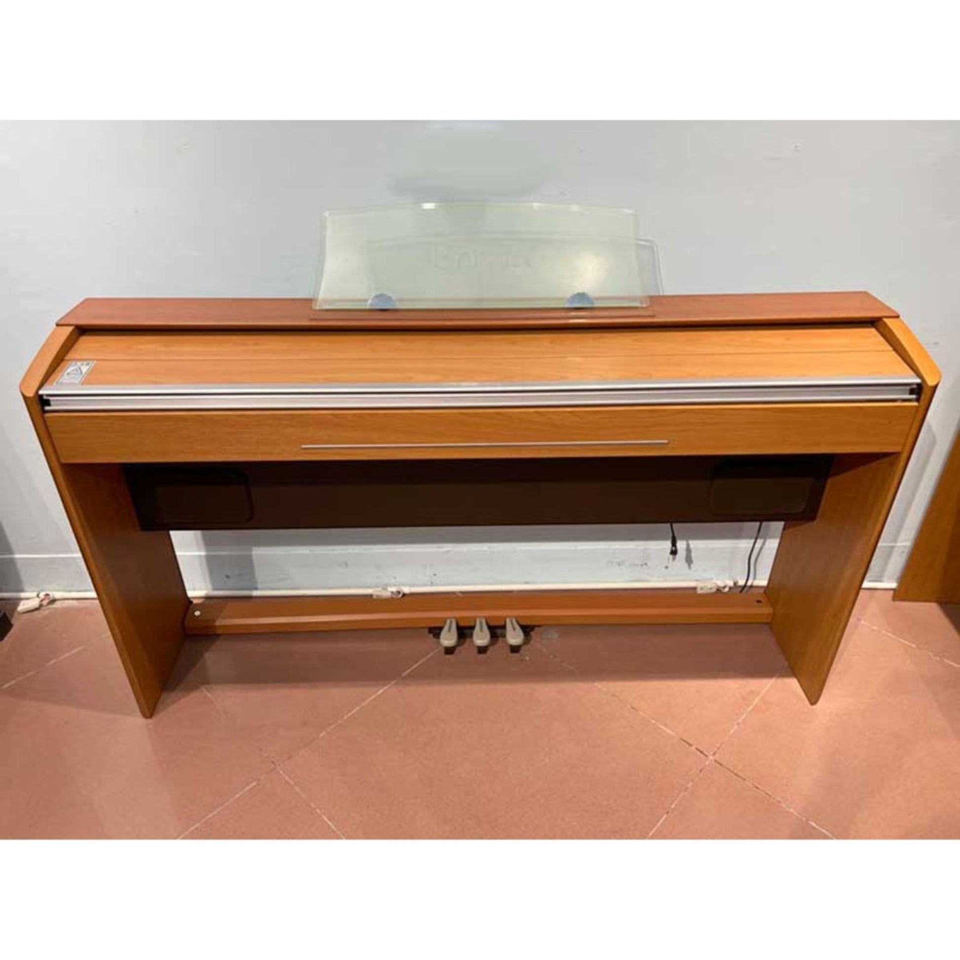 Đàn piano điện Casio PX800 màu gỗ sang trọng với thiết kế chân đứng chắc chắn từ TÂN NHẠC CỤ