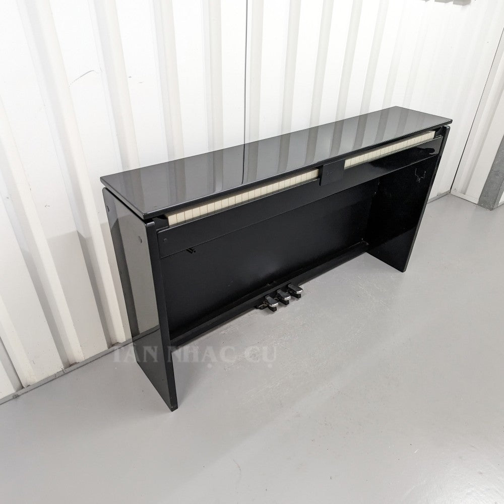 Đàn piano điện TÂN NHẠC CỤ Casio PX830 dáng tủ màu đen bóng với bàn phím 88 phím búa, thiết kế gọn gàng hiện đại