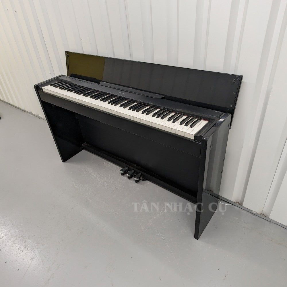 Đàn piano điện Casio PX830 màu đen bóng dáng tủ tại TÂN NHẠC CỤ với bàn phím búa 88 phím và nắp đậy bàn phím
