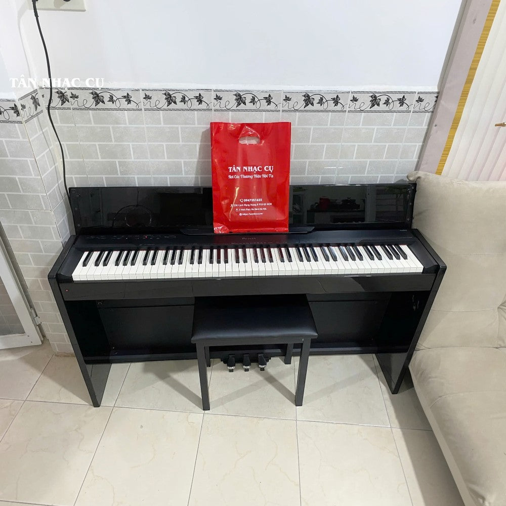 Đàn piano điện TÂN NHẠC CỤ Casio PX830 màu đen bóng với thiết kế dáng tủ sang trọng và ghế đàn đi kèm