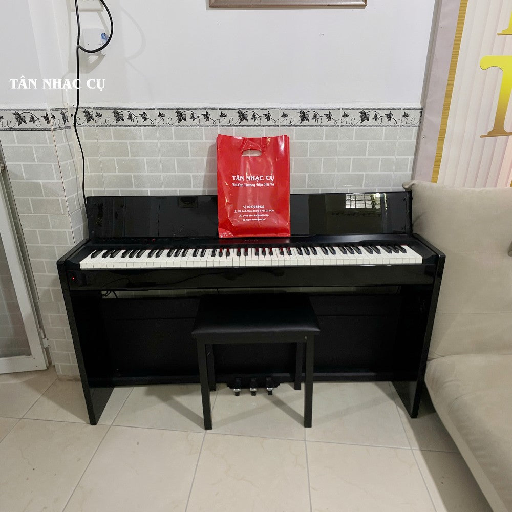Đàn piano điện Casio PX830 màu đen bóng dáng tủ tại TÂN NHẠC CỤ, kèm ghế đàn và túi đựng thương hiệu.